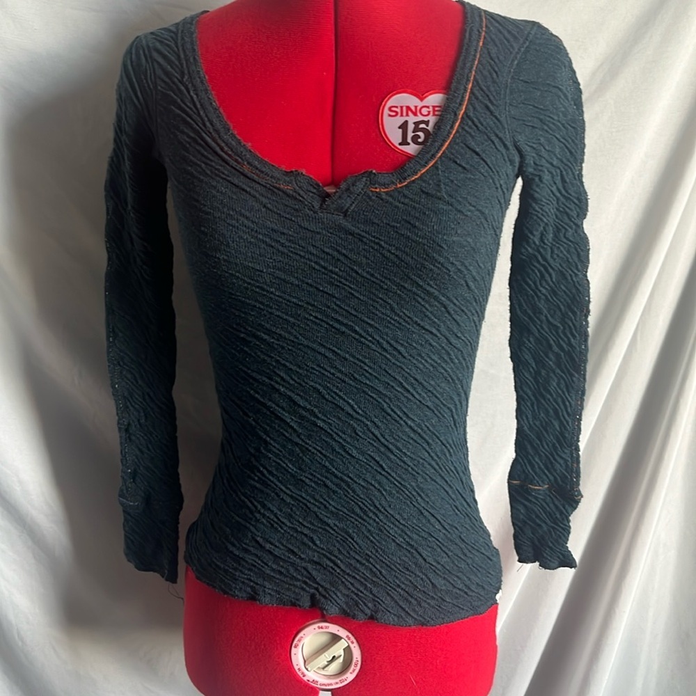 TNA textured v neck long sleeve light knit sweater